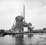 843083 Gezicht op de molen 't Hoog- en Groenland (Rijksstraatweg 2) te Baambrugge.N.B. De foto is gemaakt ten behoeve ...